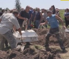 У селі Давидківці на Хмельниччині поховали 2-річного Олександра Пілявського. Його тіло тиждень тому знайшли у валізі на околиці Чернівців