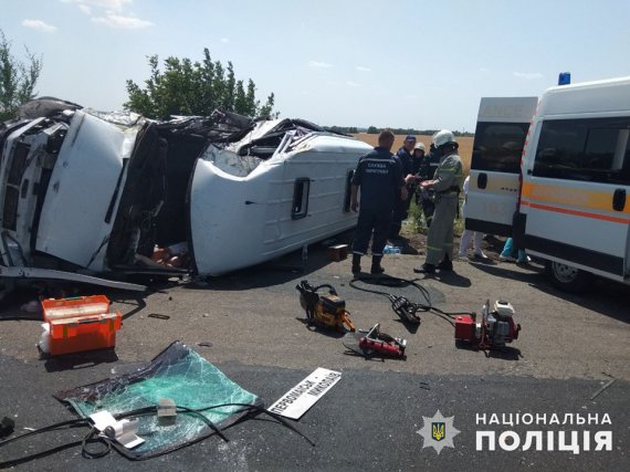 На трассе Николаев - Благовещенское столкнулись грузовой и маршрутный микроавтобусы. 1 пассажирка маршрутки погибла. Еще 15 человек получили травмы