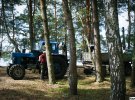 Території біля озер прибирають раз у два дні трактором.