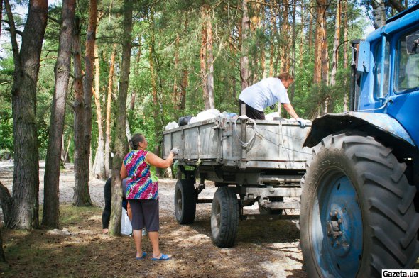 Території біля озер прибирають раз у два дні трактором. 