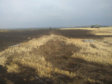 В поле возле поселка Староверовка Купянского района на Харьковщине упал военный самолет