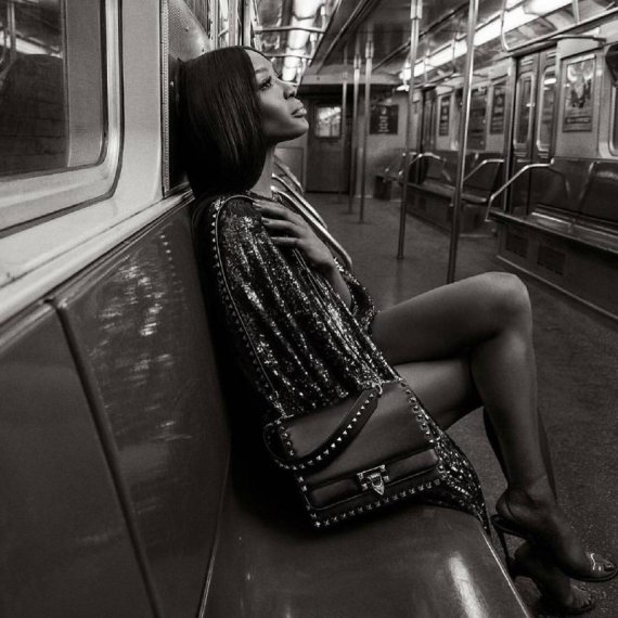 Наомі Кемпбелл позувала без білизни в метро