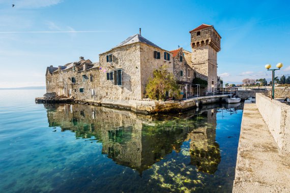 Цю історичну будівлю XVI століття переоблаштували на затишне житло із сучасним інтер’ром. Здають її в оренду за ціною 300 євро/ніч.