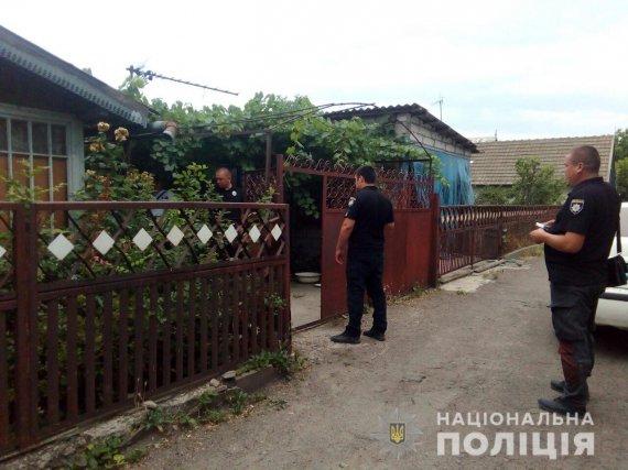 В Одесской области 61-летний мужчина во время ссоры задушил 32-летнего сына. Чтобы скрыть преступление - тело выбросил в выгрибник во дворе двоюродного брата