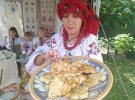 Мешканка селища Опішня Неля Немирюк влаштувала майстер-клас з приготування слащьони