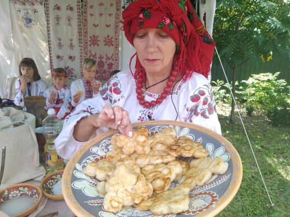 Мешканка селища Опішня Неля Немирюк влаштувала майстер-клас з приготування слащьони