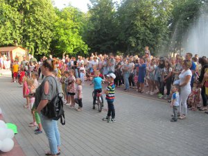 День молоді біля центрального фонтану в Гайсині відзначають концертом