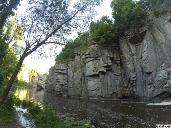 Скалы имеют высоту более 30 метров. Ранее в Букському каньоне добывали камни