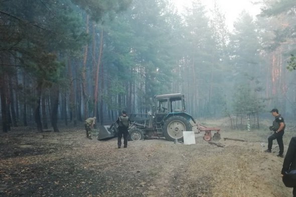 Підірваний трактор під час лісової пожежі