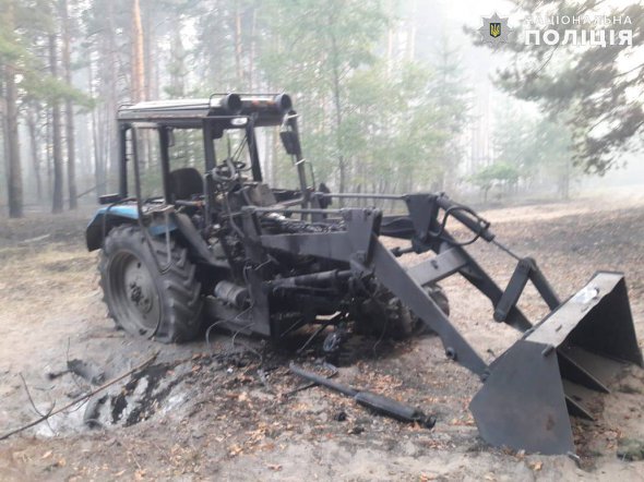 Підірваний трактор під час лісової пожежі