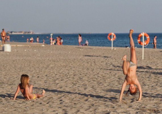 Популярні місця відпочинку в Криму показали у мережі. Пляжі заповнені на 50%