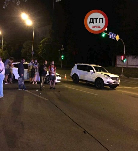 В Киеве произошло ДТП с участием внедорожника SsangYong и мопеда. Водитель последнего после столкновения в критическом состоянии