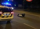 У Києві сталася ДТП за участю позашляховика SsangYong і мопеда. Водій останнього після зіткнення у критичному стані