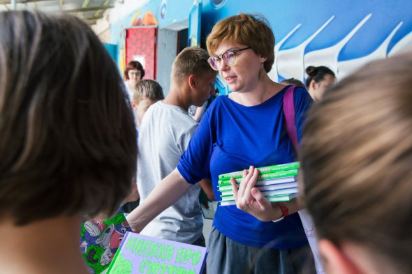 Киевские подростки и благотворительный издательский проект ЛакиБукс посетили станцию сортировки отходов "Украина без мусора"