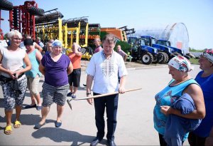 Лідер Радикальної партії Олег Ляшко говорить із працівницями фермерського господарства ”Нива” на Київщині. Вважає, що земля має належати тим, хто на ній працює