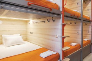 Капсульний готель ”Геттсліп Бориспіль” цілодобово працює в терміналі Д міжнародного аеропорту. Три години перебування в одномісній капсулі коштує 370 гривень, двомісній — 550 гривень