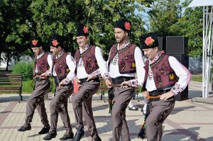 Танцювальний ансамбль ”Чушмелий” із міста Ізмаїл Одеської області виступає на фестивалі рок-музики ”Дунайська січ”. Його провели 28–29 червня в Ізмаїлі