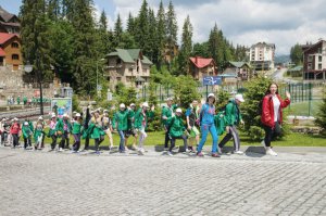 37,7 ­тисячі гривень коштує най­дорожча путівка до ”Артеку Буковель”. Дитина проживатиме у п’ятизірковому готелі. Найдешевша путівка обійдеться у 6040 гривень, але жити доведеться у наметах біля озера