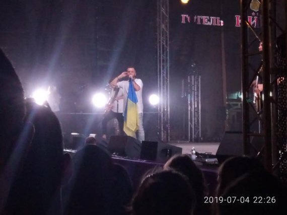 Фронтмен Сергій Танчинець виконує пісню "Моя країна"