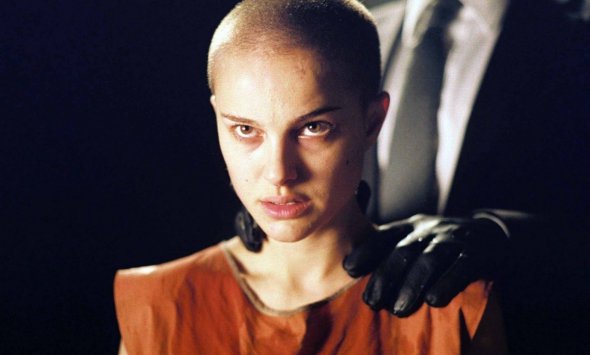 Для ролі Наталі Портман довелося підстригтися налисо. 