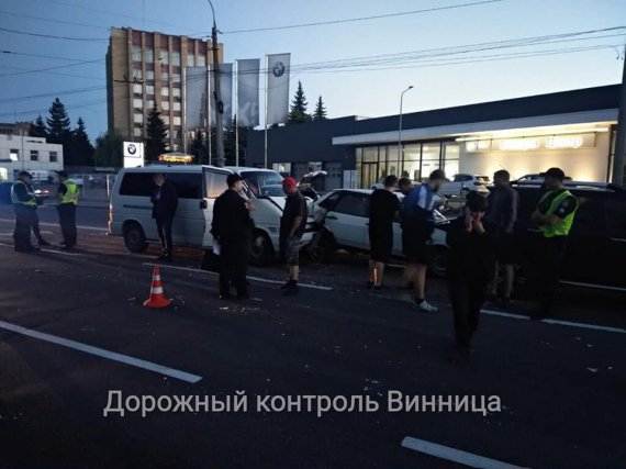Вінниця: поліцейський після гулянки протаранив три авто, постраждало двоє дітей