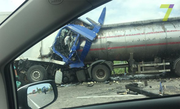 На Київській трасі, за 140 км від Одеси, водій цистерни врізався в причіп фури. Загинув на місці