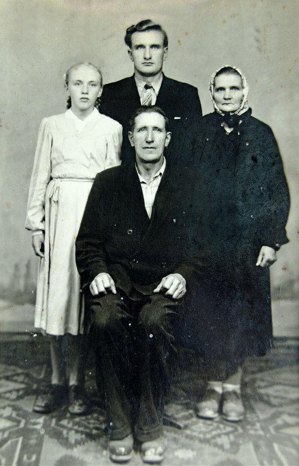 Іван Вовкотруб стоїть позаду родини. У центрі сидить його батько Григорій, праворуч – мати Марія, ліворуч – молодша сестра Стефа