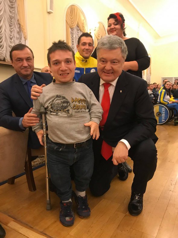 В декабре прошлого года Анатолий встречался с Петром Порошенко. Однако помочь в Администрации президента ему не смогли