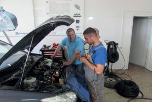 Працівники автомайстерні у приміщенні ”Автотрансу” у Полтаві ставлять сучасні газові установки на іномарки і вітчизняні авто