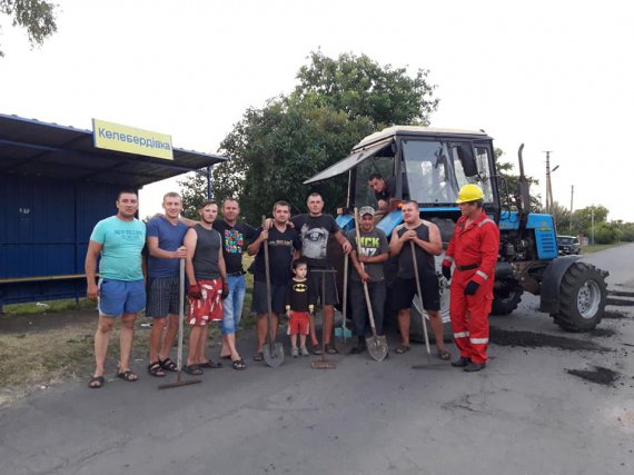 Мешканці Пальчиківської сільради самотужки відремонтували дорогу, за яку відповідає Агенство місцевих доріг у Полтавській області