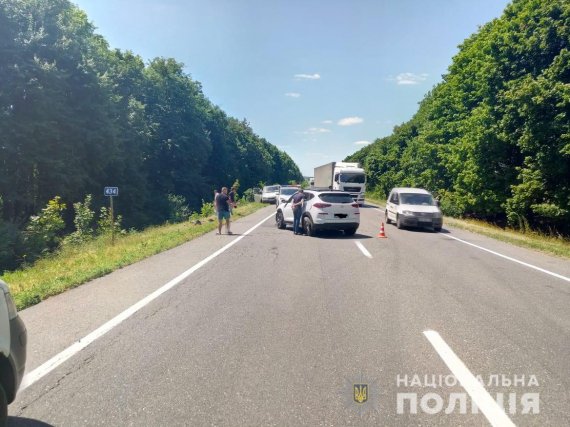 На трасі під Харковом у смертельному   у лобовому зіткненні зійшлися   Hyundai та мікроавтобус Ford з пасажирами