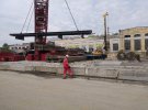 Рабочие в Киеве начали устанавливать опоры Шулявского моста