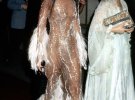 Для 28-летней Шер бал MET Gala 1974 года стал дебютным — по такому поводу она надела почти  совсем прозрачное платье с белой вышивкой. 