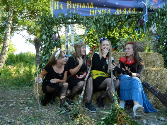 Ивана Купала в Тютьках Винницкого района: как прошел праздник с ведьмами и ношением старинного коромысла