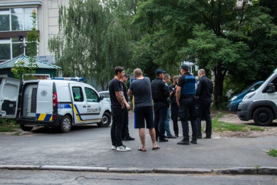 Стрельба в Киеве: разъяренный мужчина выстрелил всю обойму в своих товарищей