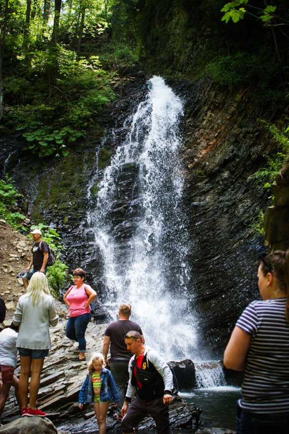 Женецкий Гук - один из самых высоких и красивых водопадов Карпат. Его высота 15 м.