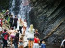 Женецький Гук - один із найвищих та наймальовничіших водоспадів Карпат. Його висота 15 м.