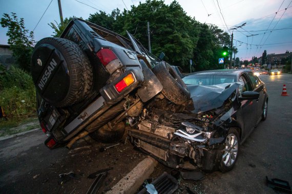 У Києві військовий  Nissan Patrol   заїхав на капот Volkswagen Jetta, в салоні якого була 9-річна дитина