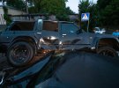 В Киеве военный Nissan Patrol заехал на капот Volkswagen Jetta, в салоне которого была 9-летний ребенок