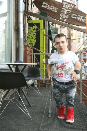 Анатолій Тимчук має вроджений дитячий церебральний параліч. Після пологів його матір поклали у психіатричну лікарню і позбавили батьківських прав. Хлопець ріс у дитячому будинку. Зараз йому ніде жити