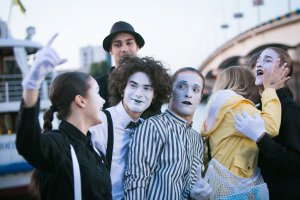Режисерка Іванна Саніна на кінофестивалі ”Відкрита ніч” представила короткометражний фільм ”Дівчинка на кулі”. Розповідає про двох вуличних артистів — міма і живу статую