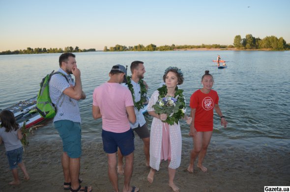 Дарью и Андрея на берегу приветствовали друзья, знакомые и гости фестиваля