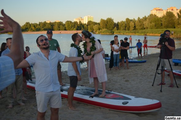 Черкасс Дарья Дьячок и Андрей Котляренко первые в Украине поженились в SUP бордах. Посмотреть на церемонию пришли около 400 человек.