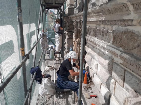 Во Львове продолжается реставрация Черной каменицы. Реставраторы продолжают находить артефакты 18 века.
