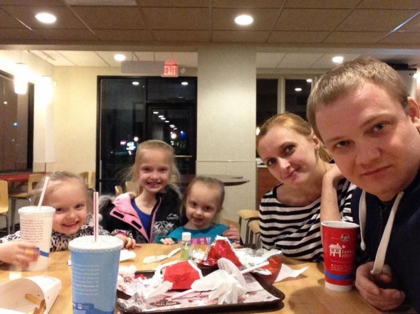 У родині 3 дівчаток, найстаршій Христині зараз 10 років