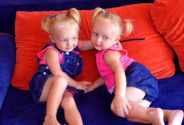 Двійнята Ксюша і Ліза в цьому році пішли в школу