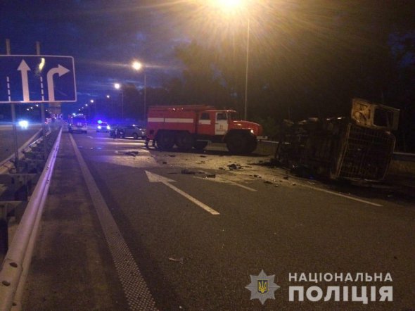 Под Киевом столкнулись Toyota и военный "Газ". От удара грузовик перевернулся и загорелся. Двое военных сгорели заживо
