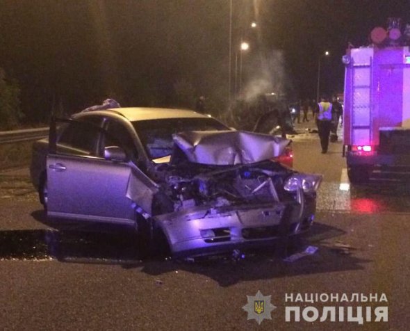 Під Києвом зіткнулися Toyota та військовий "Газ". Від удару вантажівка перекинулася та загорілася. Двоє військових згоріли живцем