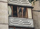 У Дарницькому районі Києва   з балкону своєї квартири на 5-му поверсі  вистрибнув 70-річний чоловік.   Від отриманих травм він помер на місці
