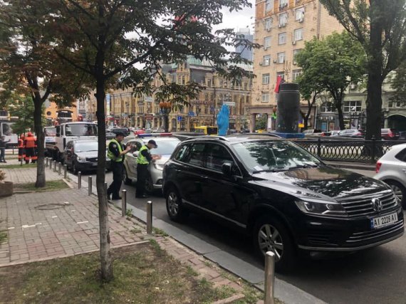 В Киеве начали эвакуировать авто, которые припакованные не по правилам
